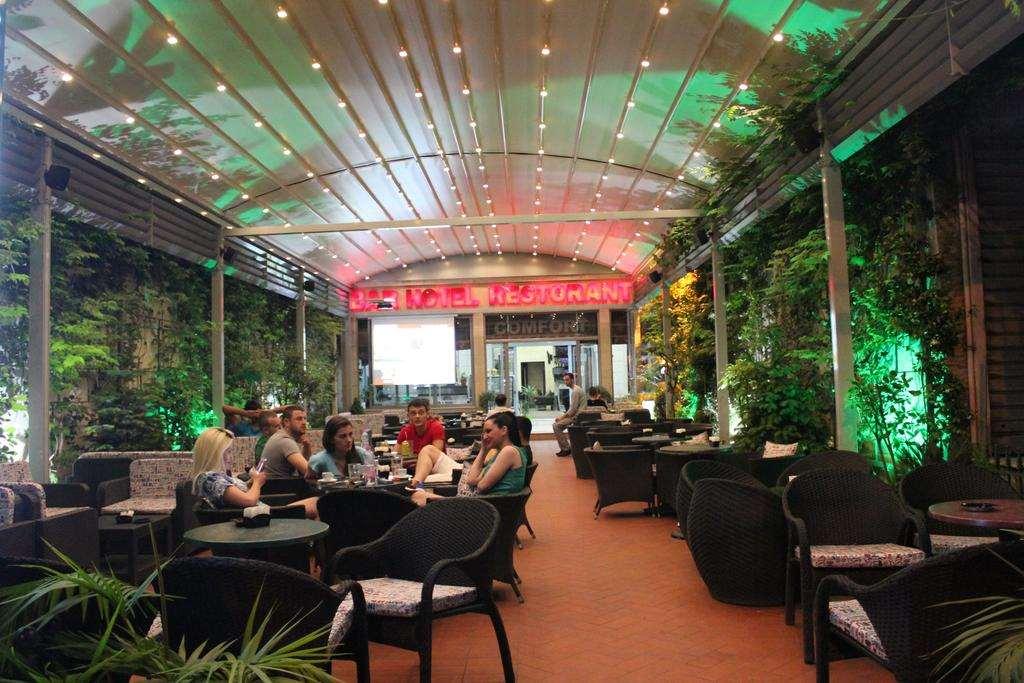 Hotel Comfort Тирана Ресторан фото