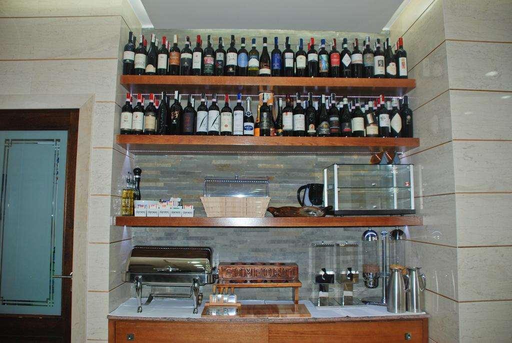Hotel Comfort Тирана Ресторан фото