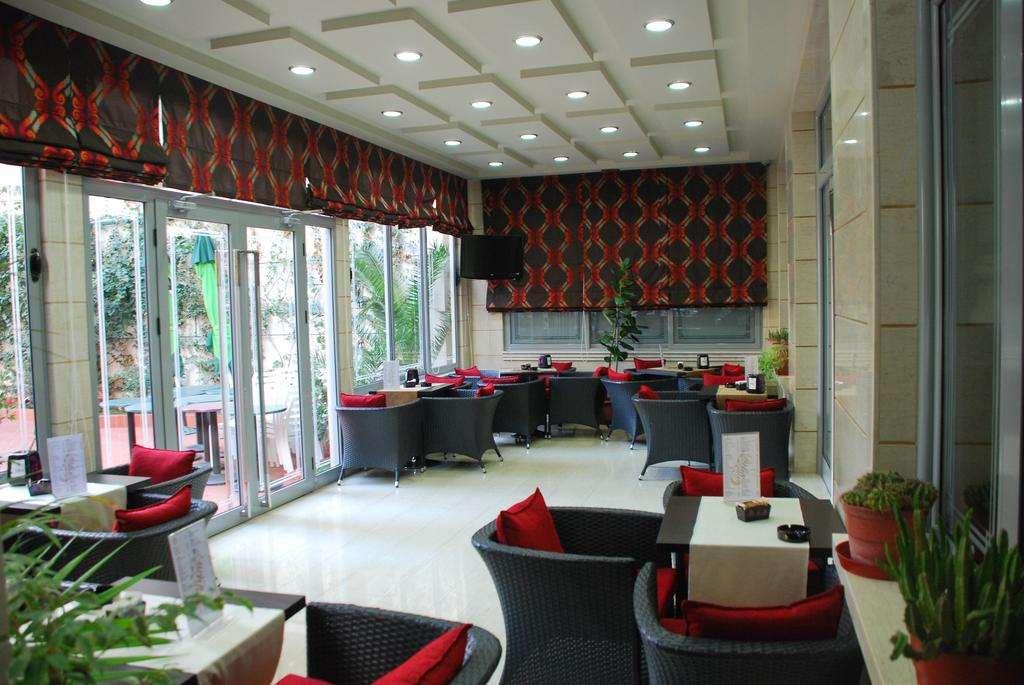 Hotel Comfort Тирана Ресторан фото