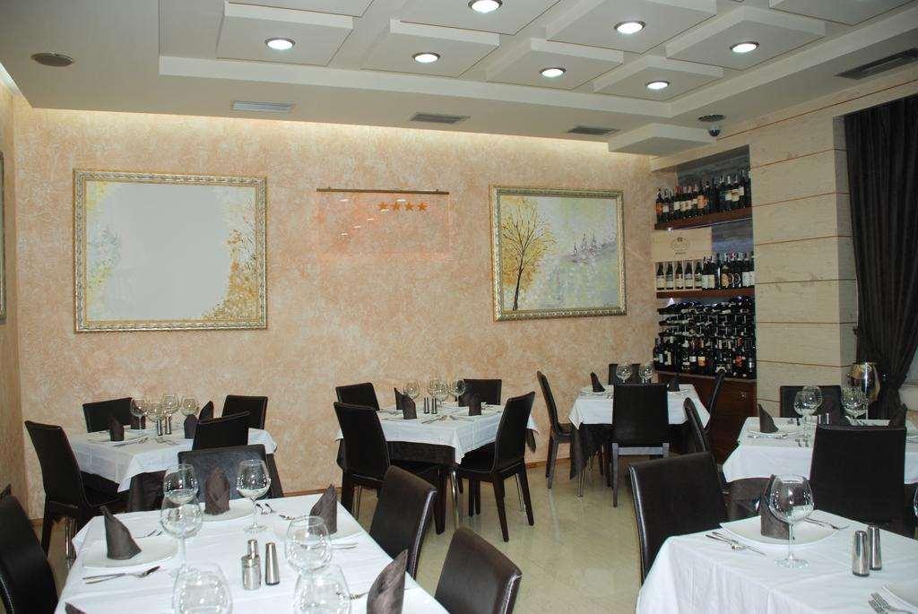 Hotel Comfort Тирана Ресторан фото